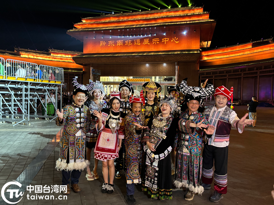 身着绮丽精致的民族服饰，两岸媒体人走进凯里民族风情园，共同领略民族服饰文化的流光溢彩。（中国台湾网记者 刘琳 摄）