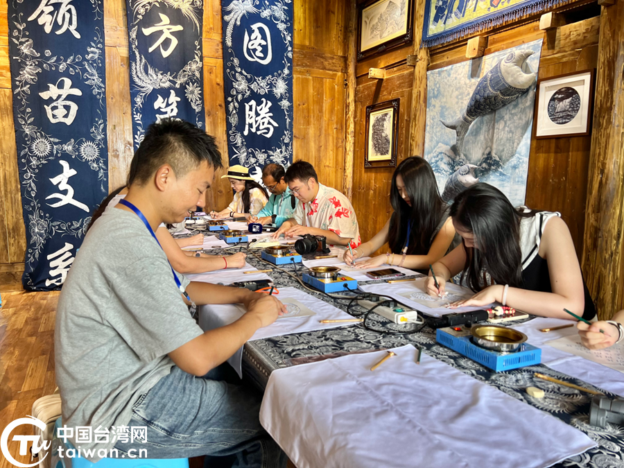 深入苗族聚居的黔东南州丹寨县卡拉村，两岸媒体人体验非遗蜡染，了解当地文旅融合发展情况。（中国台湾网记者 刘琳 摄）
