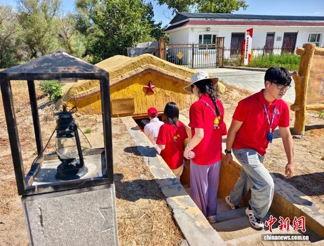 华裔青少年们参观哨所旁的“地窝子”。史玉江 摄
