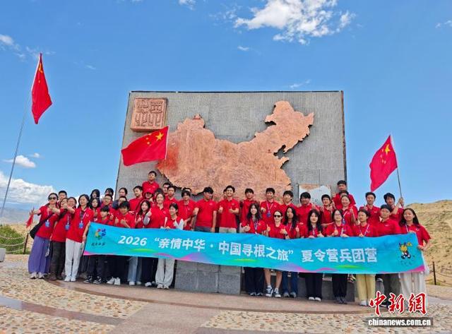华裔青少年在“西北之北”纪念碑前“打卡”。史玉江 摄